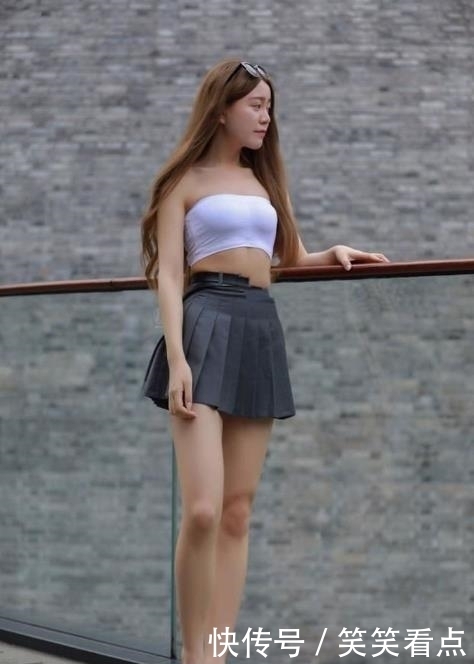 #绝配#街拍上班族小姐姐穿上黑色高跟凉鞋,和黑丝绝配