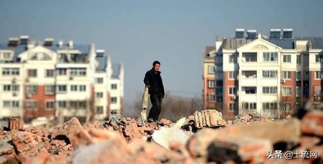 农民进城后就该交出房和地？那城里人迁居怎么不交出房子？