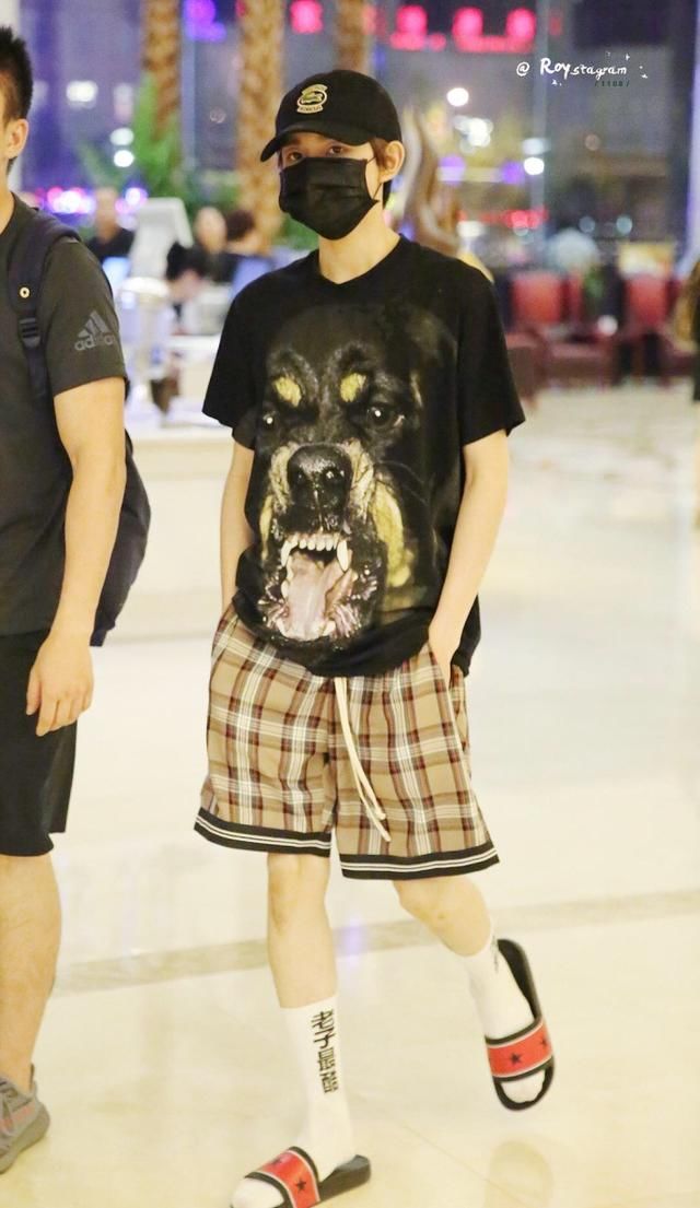 王源长筒袜配拖鞋亮了，活体弹幕的中二在传达我最酷！