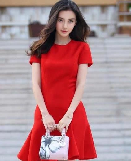  「亮眼」红色的衣服到底怎么搭？学这几位，不仅时尚感爆棚，还特别亮眼