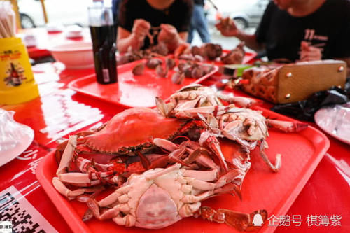 游客扎堆现买现蒸吃海鲜，一桌千元起，常常要10屉海鲜同时蒸