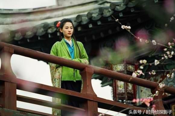 站在长廊看风景的古装女子，李玉湖惬意、白飞飞甜美、蓝儿好兴致