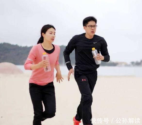 「气质」郭晶晶终于穿得像阔太了,她的气质无人能比,现在谁敢还说她土