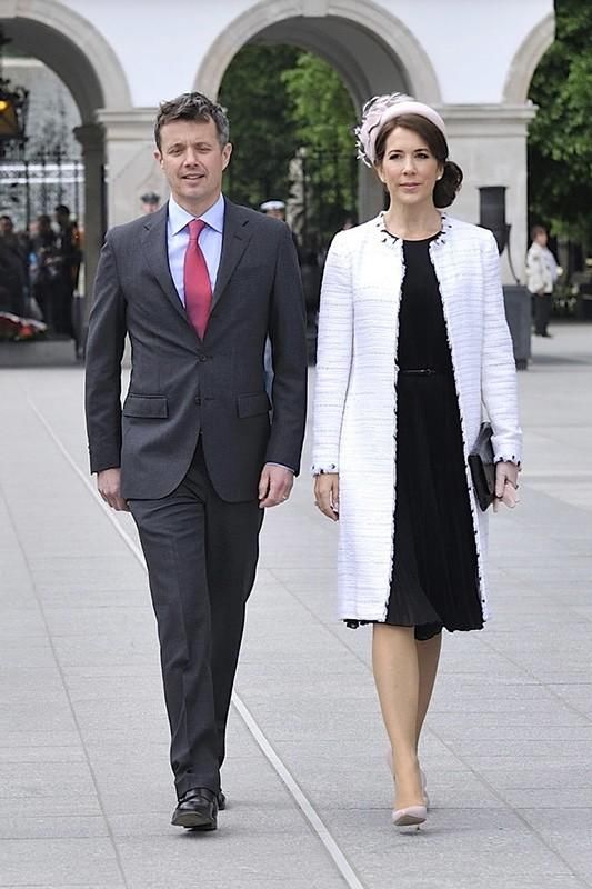 46岁丹麦王妃不显老，穿衣打扮时尚，相比凯特王妃更会穿搭!