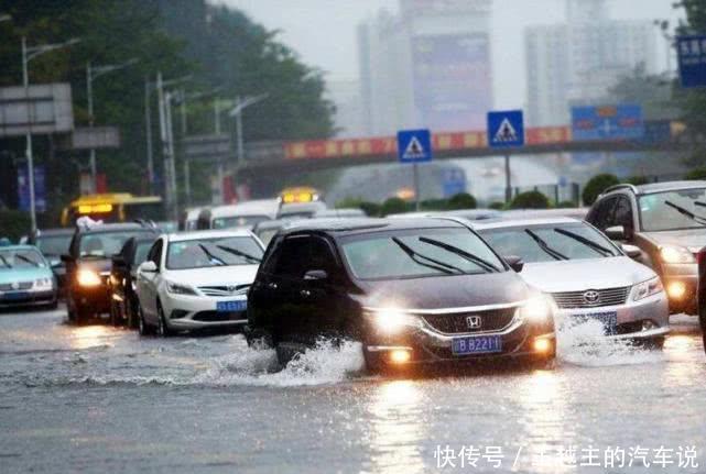 高速公路上突然遇到大暴雨，老司机提醒：记住这4条“保命法则”