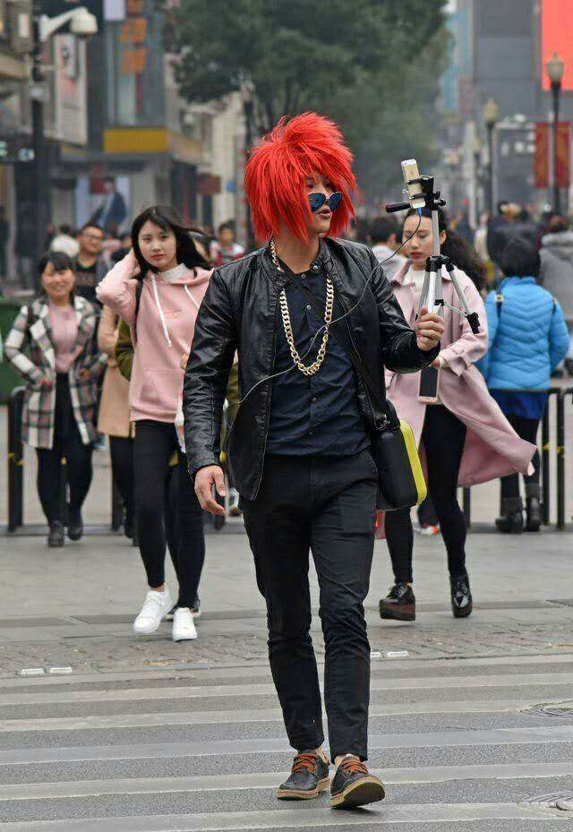 盘点男子奇葩着装潮到辣眼睛,躲在角落的我看得瑟瑟发抖