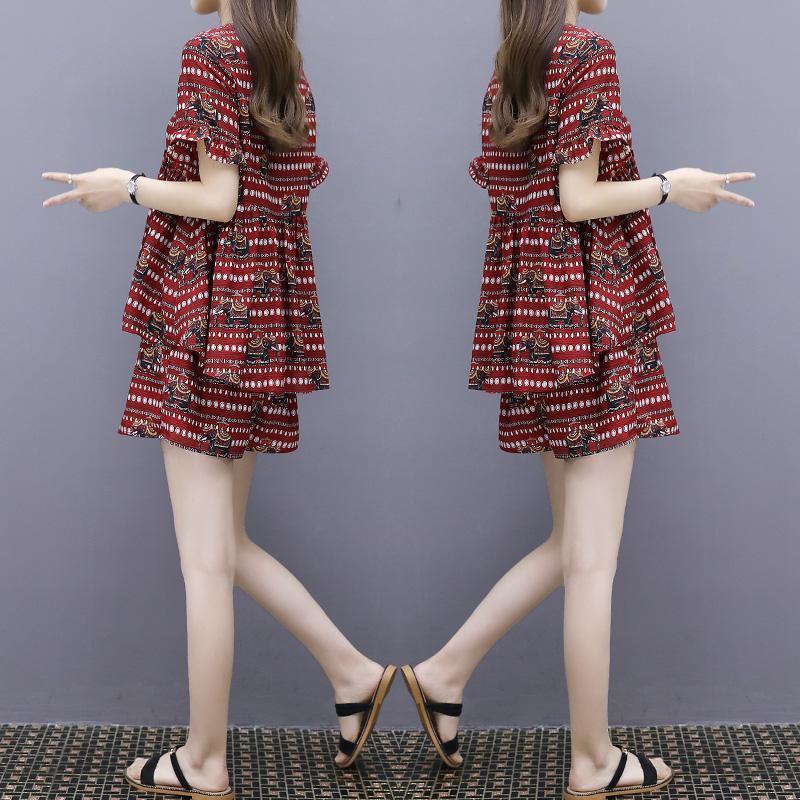 连衣裙已经烂大街，娃娃衫+短裤火的一塌糊涂，连背影都美翻了