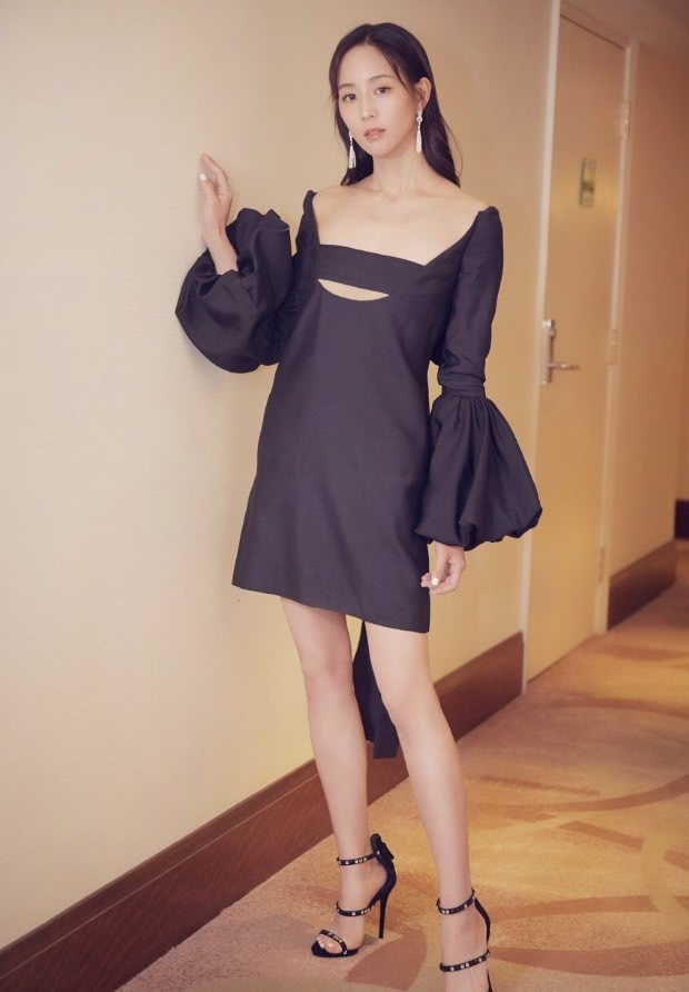 张钧甯穿一条裙子，看起来像发育不成熟，后面还有一条“尾巴”！