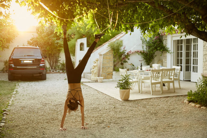 张俪现身国外豪宅，健身秀逆天大长腿，马甲线小蛮腰吸睛
