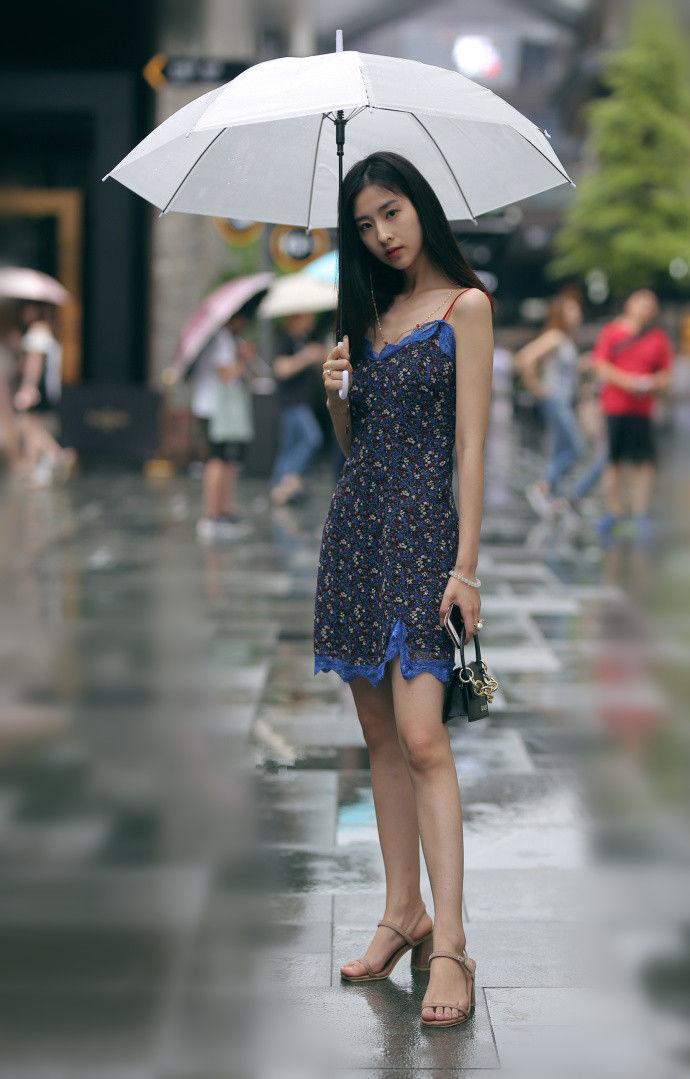 重庆街拍，作为女生，就是要展现出自己优雅的曲线!