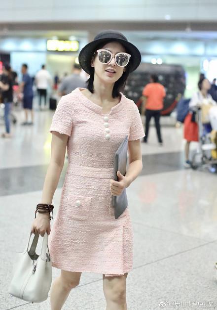 黄圣依身穿紧身连衣裙现身，惊现微凸小腹，网友：这是吃胖了？