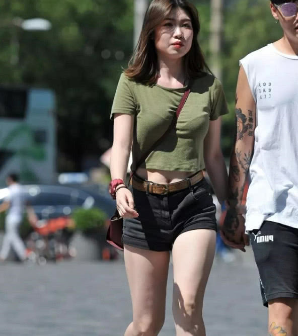 性感小姐姐身穿短体恤搭配超短裤，丰满的上围十分迷人很有风味，