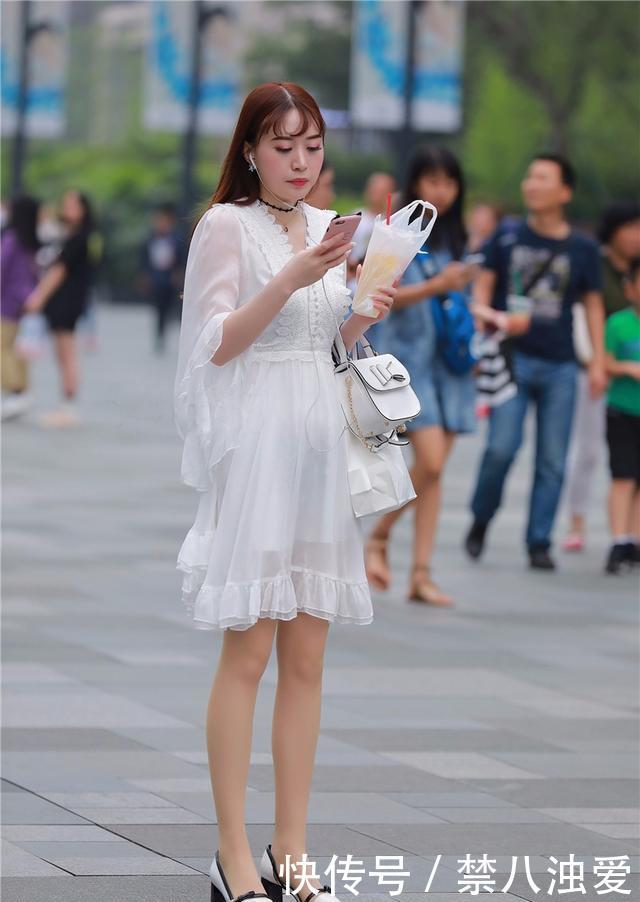 【印花】街拍:美女戴一副太阳镜,搭配印花连衣裙,街头气质感十足!