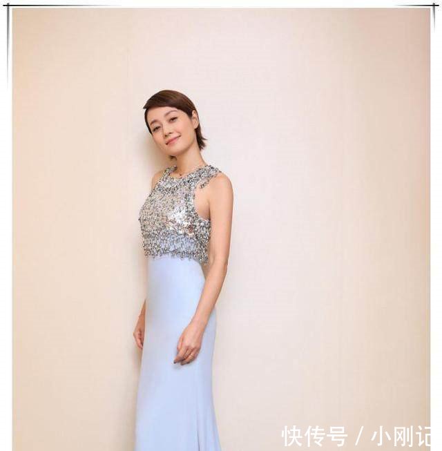 看了马伊琍的礼服裙，再看看姚笛，真的想对文章说一句好福气！