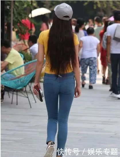 街拍：紧身牛仔裤的魅力姐姐，后面的设计看点足