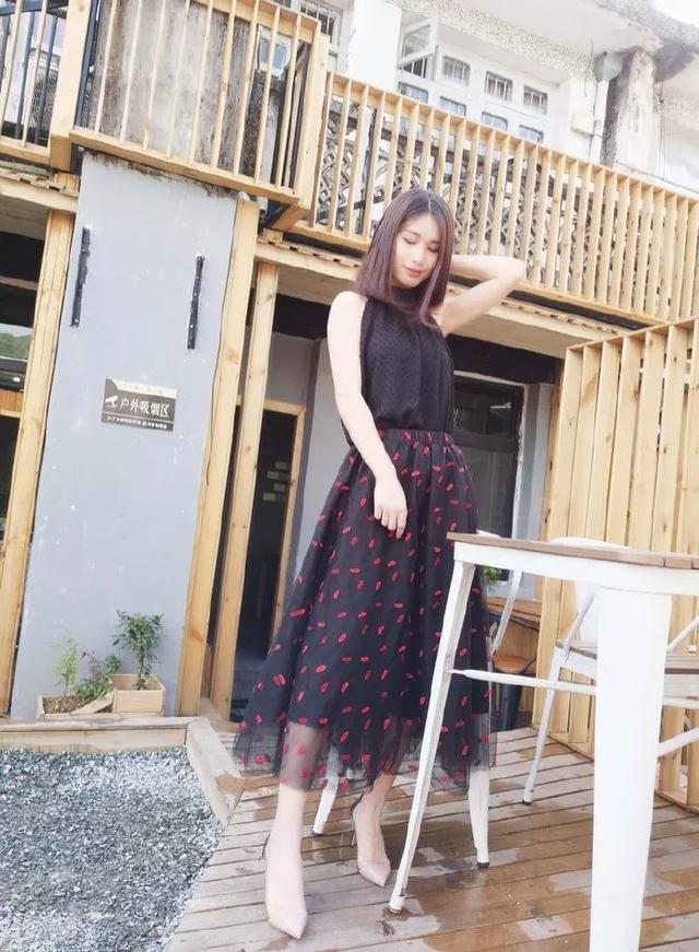 『这件』街拍:小姐姐戴着墨镜,身上穿的这件v领的连衣裙,十分的飘逸