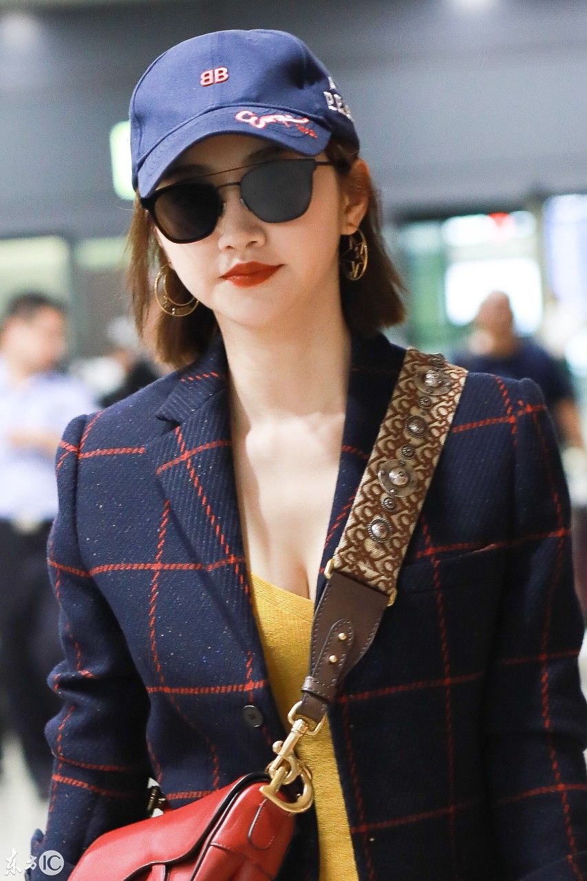 北京机场景甜大秀白长腿，事业线都暴漏了，网友:男同胞的福利