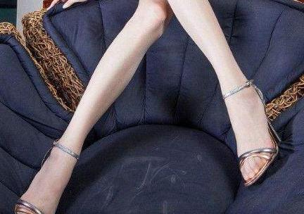 一双尖头细跟款的高跟鞋，特别显公主气息，穿上能尽显优雅女神范