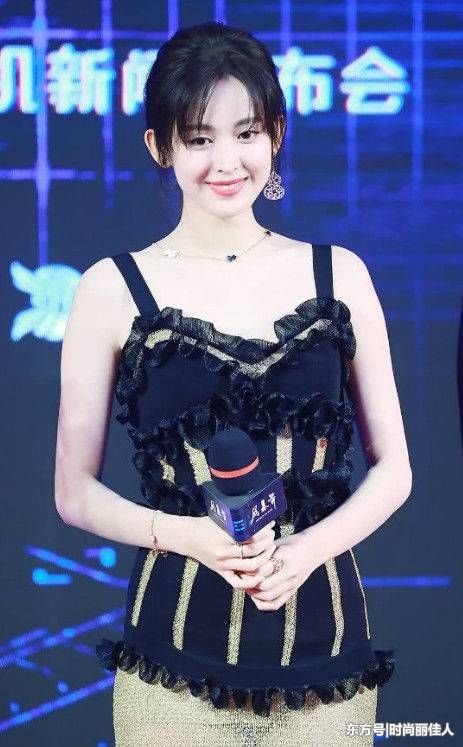 娜扎出席活动一身黑裙白到发光，网友:全靠颜值在撑!