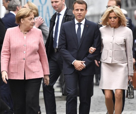 默克尔只比马克龙妻子小一岁，但气色肤色都比法国第一夫人好很多