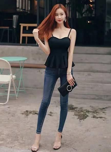 高腰紧身牛仔裤的小姐姐，时髦版型勾勒出身段的优美