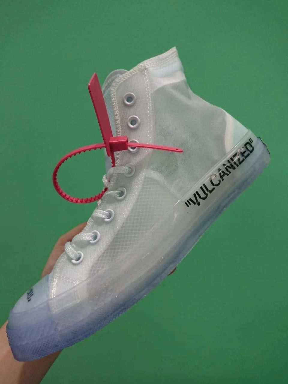 给自家汉子买东西，想送男朋友一双鞋，400以内有什么好推荐吗?