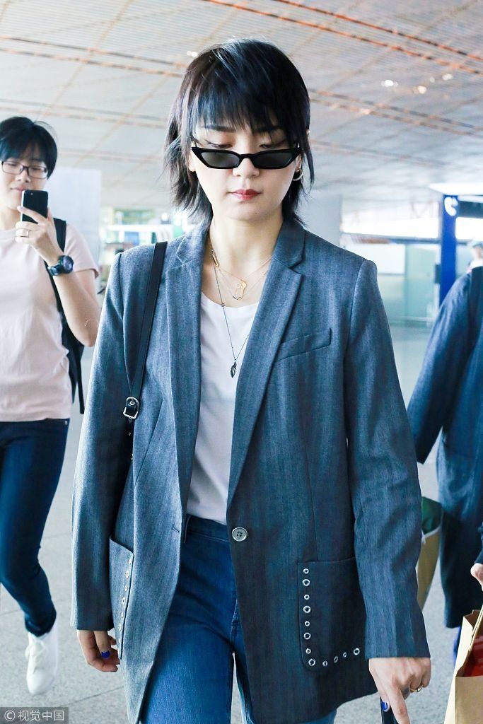 2019春夏纽约时装周：周笔畅着西装霸气启程观秀  圆脸肉嘟嘟花式