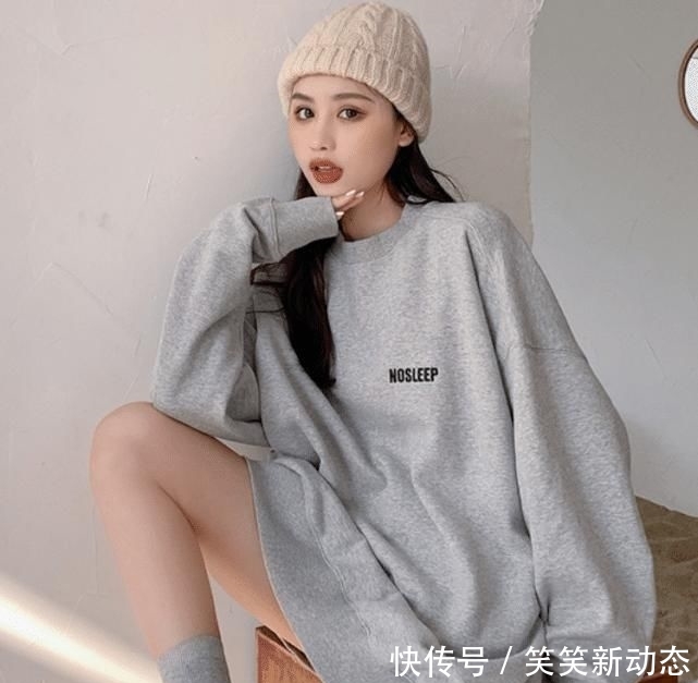 「印花图案」穿卫衣别再搭牛仔裤了,学学网红这种五五开穿法,个性又显腿长