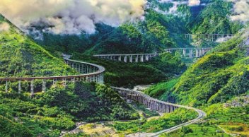 中国最逆天高高速公路，一公里耗资一亿，连老司机开车手都冒汗.