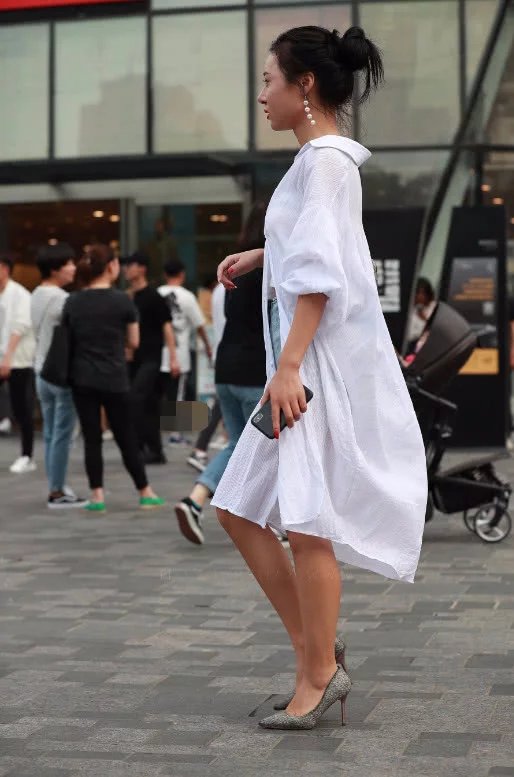 甜美小姐姐超大白色衬衫仙气十足，阳光活泼灵动可爱，吸睛无数