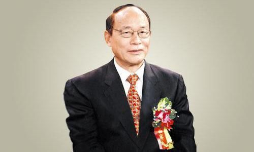  「彭博社」三次当选市长不干，非要打工，40岁被扫地出门，后自