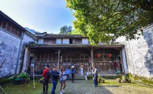 我国“最牛”豪宅，1000根柱子撑起118间房，下雨都不用打伞！