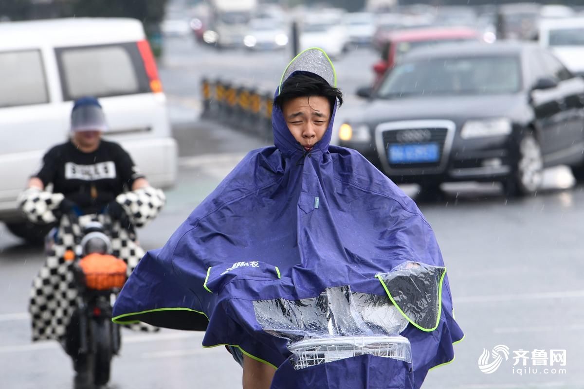 午后济南突降阵雨 措手不及的市民百态纷呈