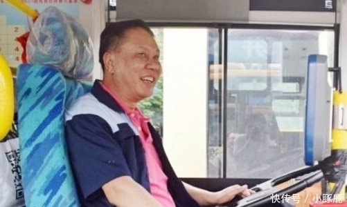 老人坐公交车没带钱，乘客向司机求情，司机说的话让全车人傻了眼