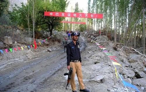 巴基斯坦人来中国旅游，花光了回国的路费，中国人是怎么对待的？