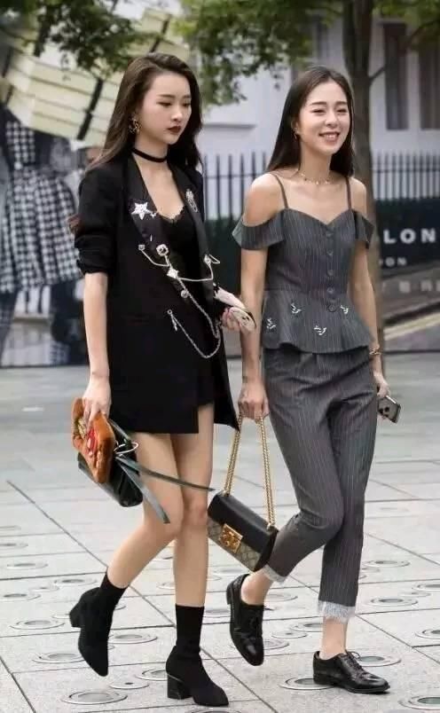 路人街拍,小姐姐身穿蕾丝吊带衫,精致的锁骨极具女性魅力