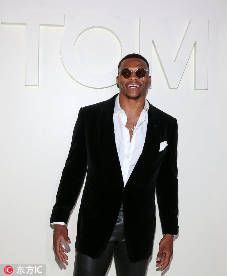 威少出席活动潮搭用心了 开三颗衬衫扣只为秀出专属Logo项链