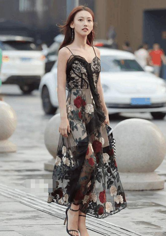 身穿紧身衣的小可爱，身材凹凸有致，展现女神性感妩媚！