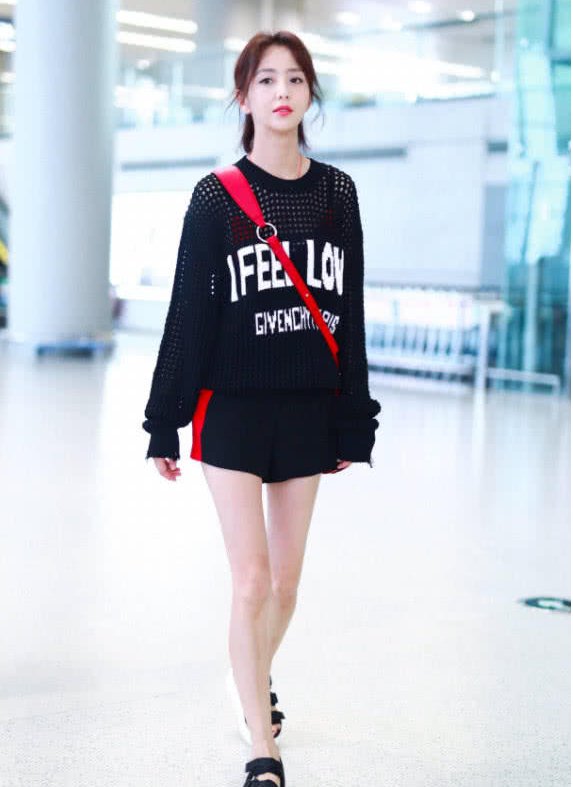 佟丽娅太厉害，网友:把凉鞋穿成高跟鞋，时髦不止一点点!