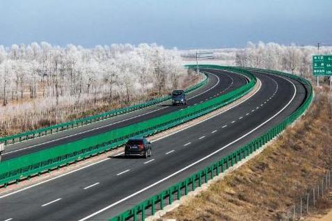 跑高速时，有人明明在超车道，可为何还要打左转向灯？专家这样说