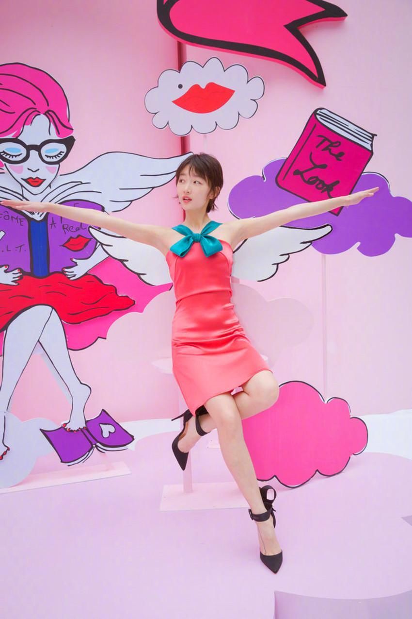 周冬雨真敢穿，身材没料穿抹胸裙好尴尬，网友:远看像一位小学生