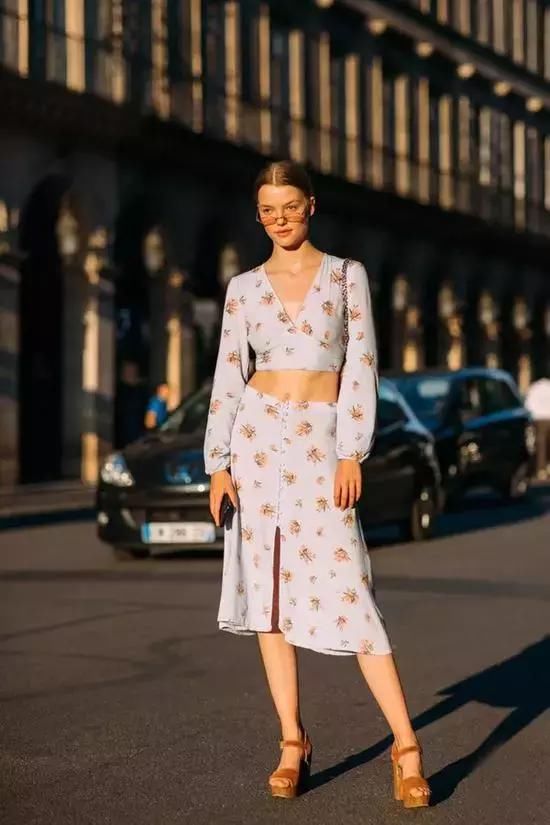 迪丽热巴真人秀纪录片&江疏影娜扎组团穿复古版运动夹克