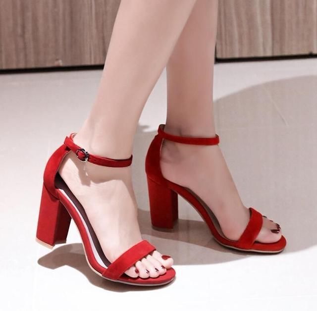 夏天来了，穿一双高跟凉鞋了，凉爽清新显性感