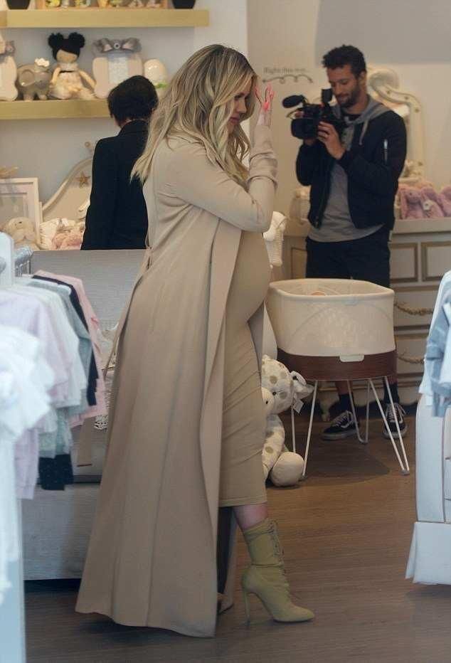 科勒卡戴珊与母亲外出购物，为越来越近的分娩做准备