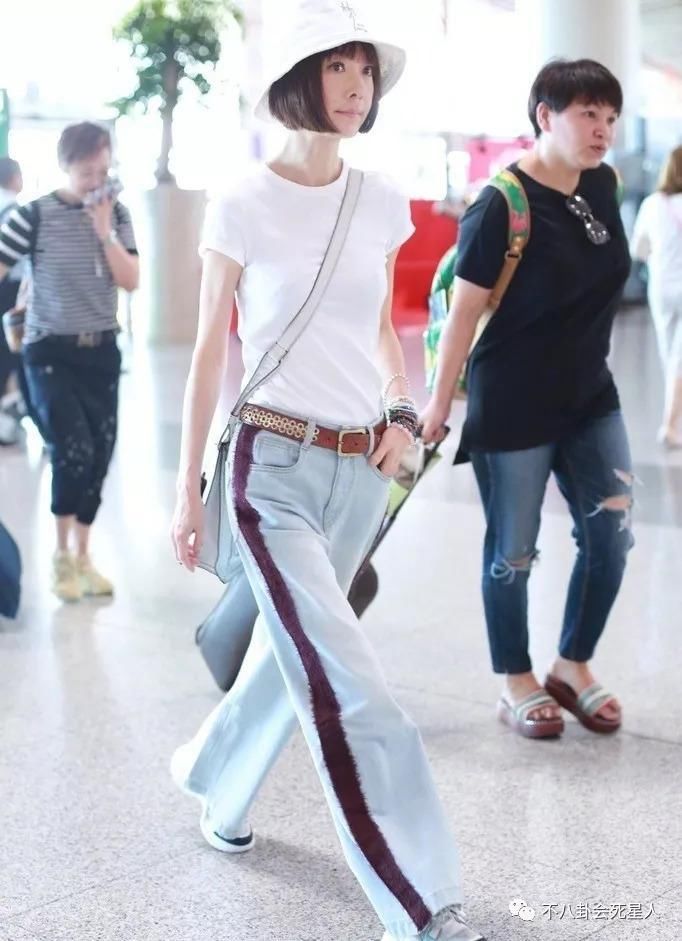 女星早秋机场秀，蒋欣依旧雄壮，张馨予幸福肥，吴昕身材比例太虐