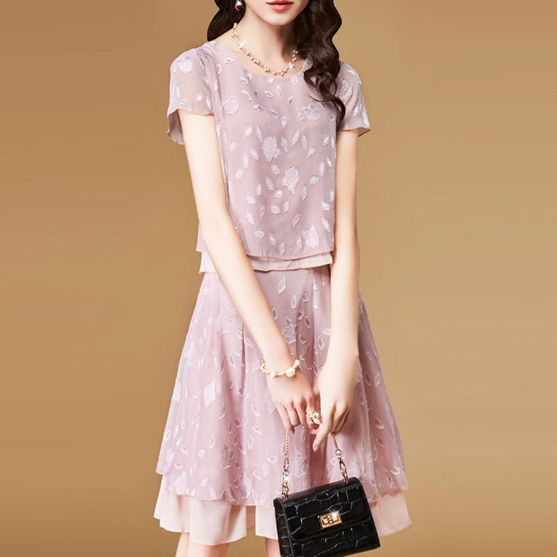 难怪叫“勾魂套装”，比裙子还美十倍，尤其70后女人穿，巨显美瘦