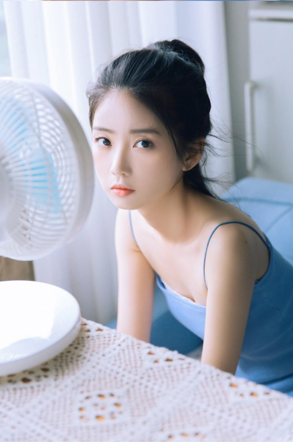 酥胸吊带美女白皙撩人性感写真图片