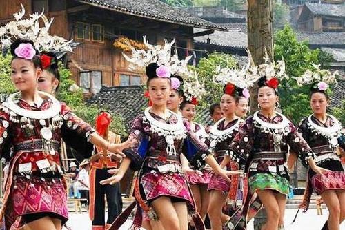 这个地方的女孩要么不穿裙子，要穿就只穿“5寸长”的超短裙！