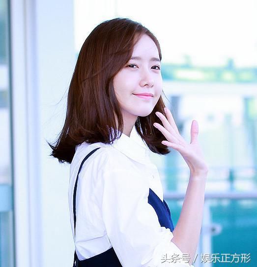 林允儿把紧身牛仔裤提到了腰间！网友：还能坐下吗？