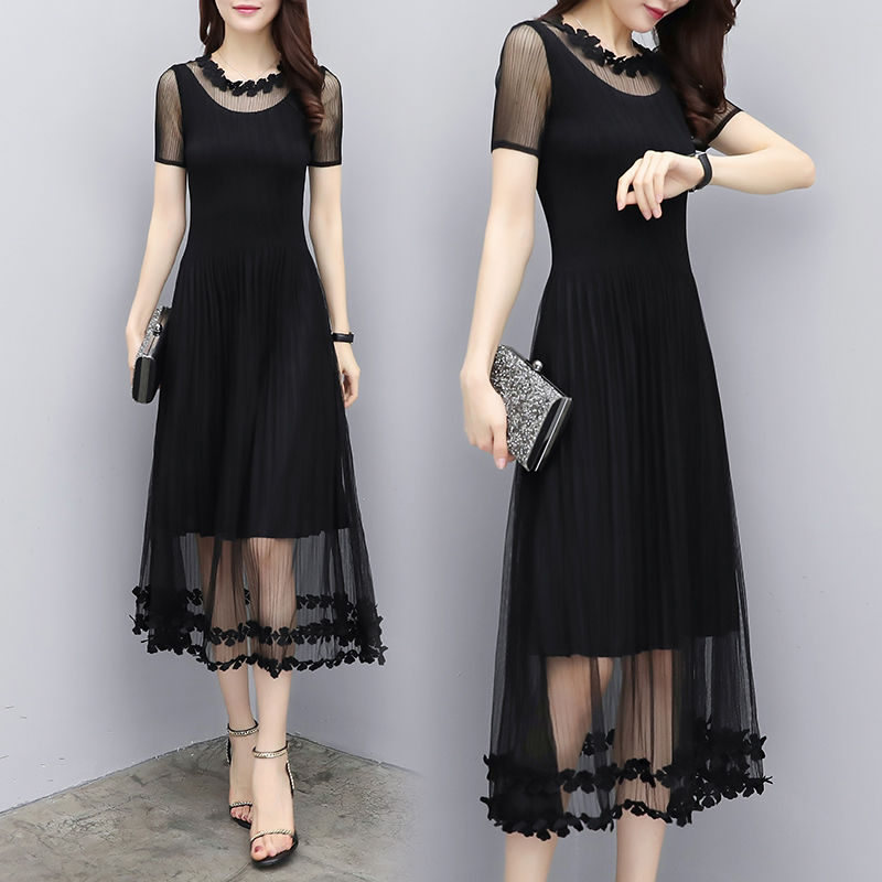 穿着“小黑裙”去约会,体现女生柔柔的气质,男友看的挪不开眼了